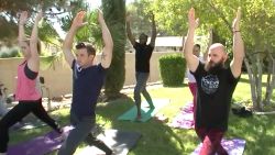 CNNE 649616 - practican yoga bajo los efectos de la marihuana