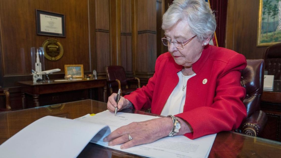 Gobernadora de Alabama, Kay Ivey, firmando la ley contra el aborto.