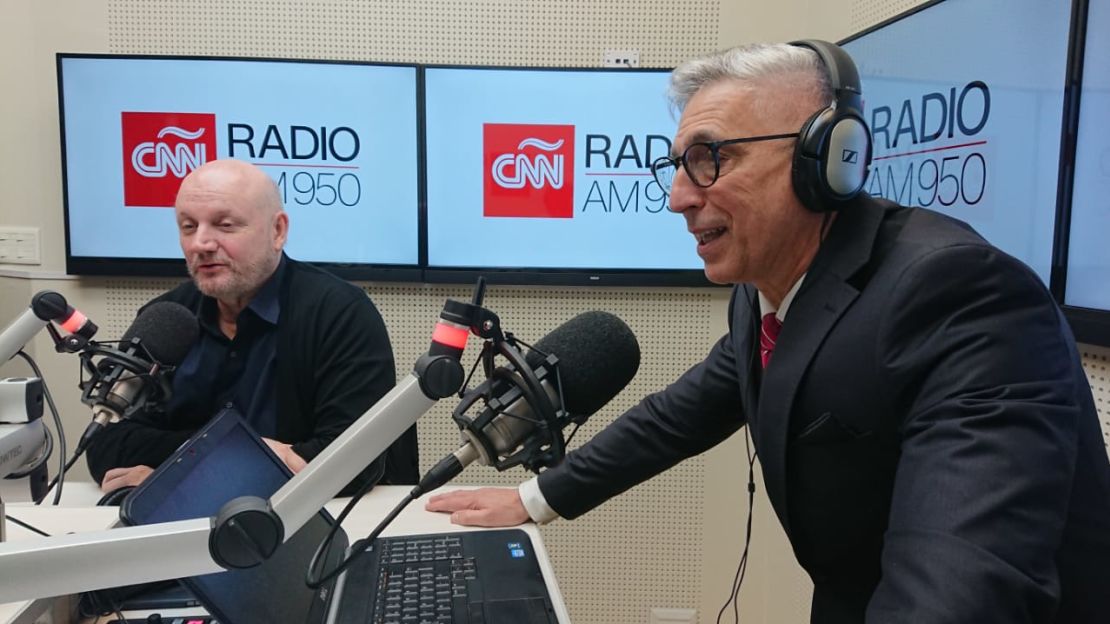 Juan José Campanella. A su lado, el conductor Pepe Gil Vidal. Foto de CNN Radio Argentina.