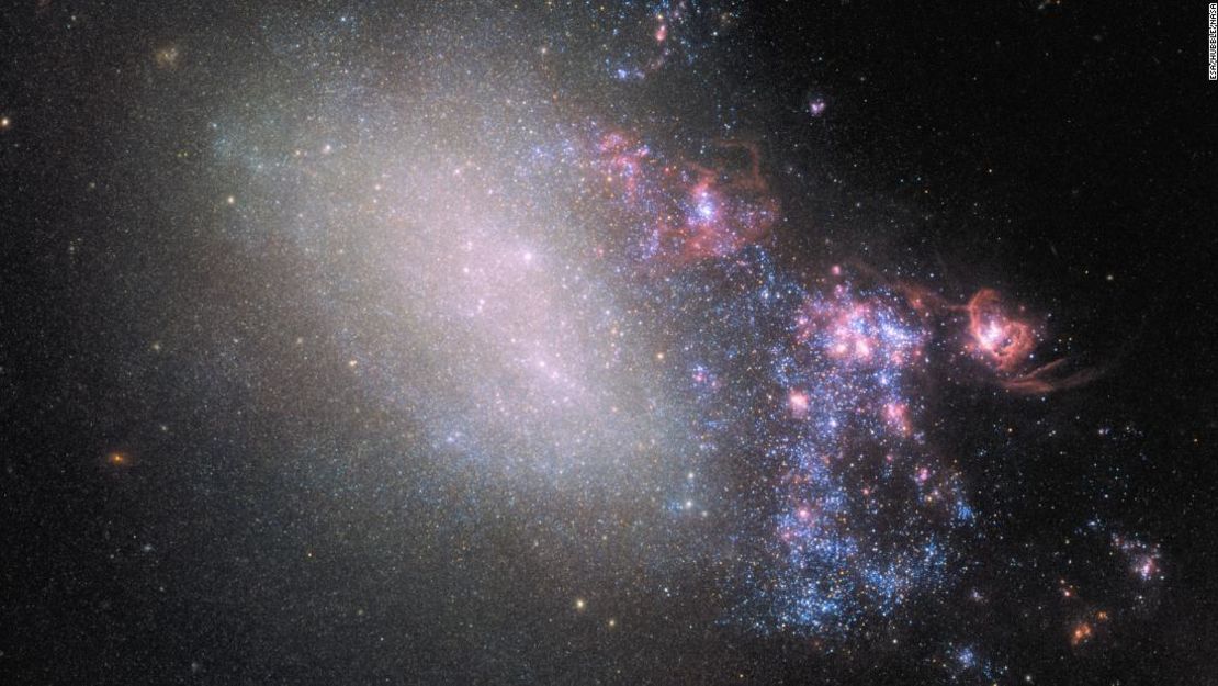 La galaxia NGC 4485 ha estado involucrada en una dramática interacción gravitacional con su vecina galáctica más grande, NGC 4490, que está fuera del cuadro a la parte inferior derecha en esta imagen. Esto arruinó la estructura espiral original y ordenada de la galaxia y la transformó en una irregular.