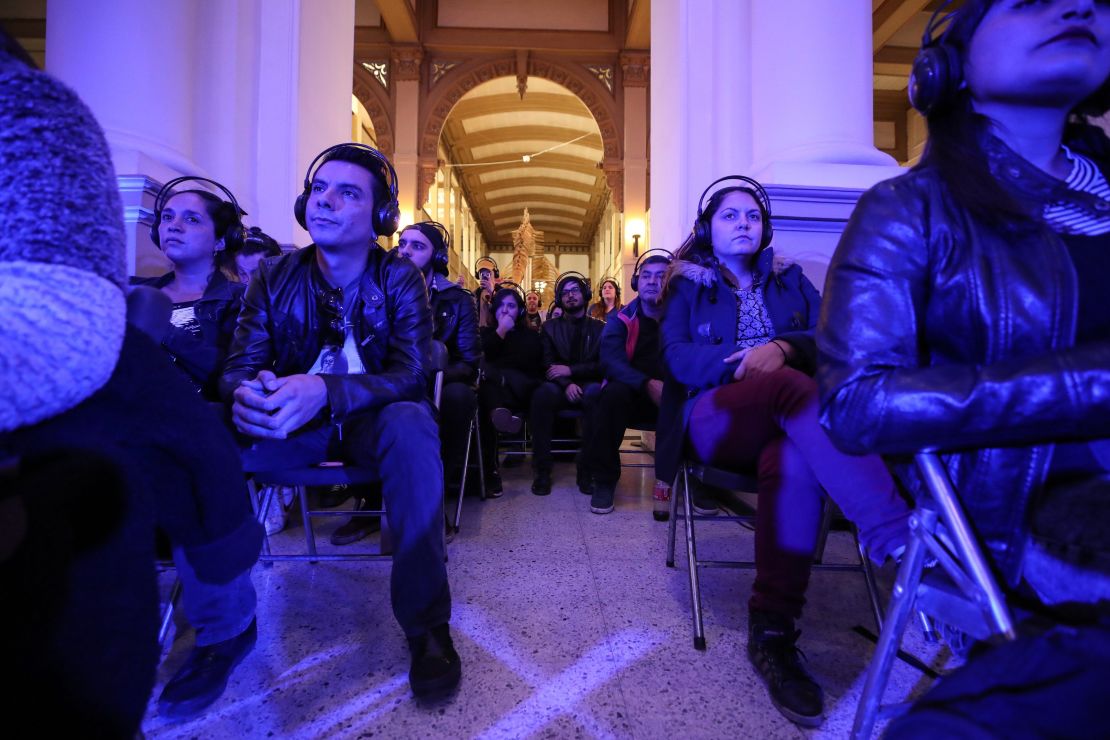 Un grupo de personas asiste al "concierto insonoro" de la banda chilena de rock Kuervos del Sur celebrado en el Museo Nacional de Historia Natural en Santiago (Chile).