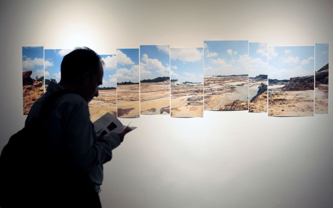 Fotografía cedida por el Centro Cultural de España, muestra a un visitante que recorre la muestra "Sin oro no hay hombre" de la artista española Ruth Montiel que se inaugura este viernes, en el Centro Cultural de España de la ciudad de Lima (Perú). El rol protagonista de las mujeres peruanas en las protestas antimineras de Cajamarca, región del norte de Perú, es el tema central de la exposición que presenta desde este viernes la fotógrafa y activista española Ruth Montiel