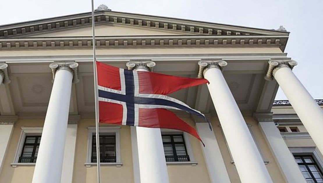 Foto de archivo. La bandera noruega ondea a media asta en el Castillo Real de Oslo el 6 dediciembre de 2013.