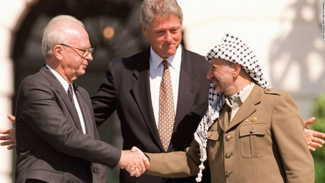 El presidente Bill Clinton (en el centro) atestigua el saludo del líder de la Organización para la Liberación Palestina (OPL), Yasser Arafat y el primer ministro de Israel, Yitzahk Rabin, el 13 de septiembre de 1993, en la Casa Blanca.