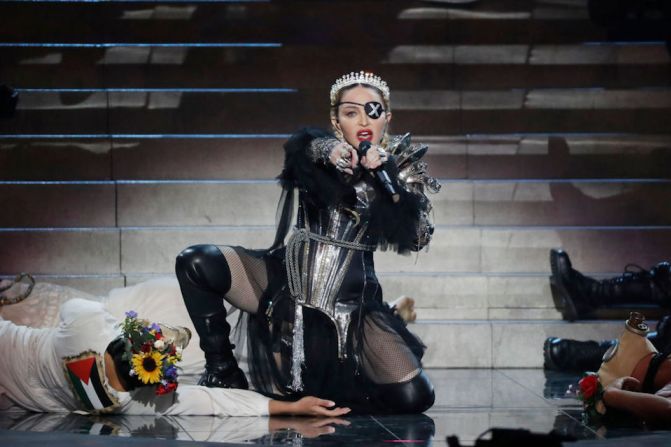 Madonna añadió polémica al mostrar las banderas de Palestina e Israel en la espalda de dos de sus bailarines.