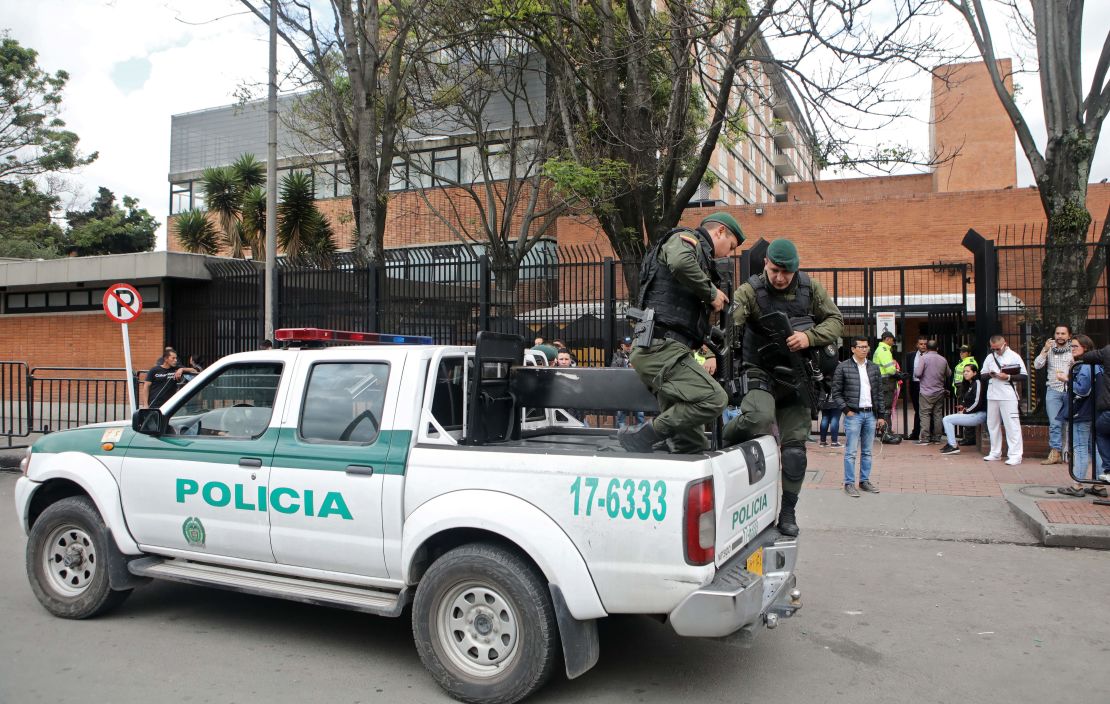 Agentes de policía llegan al Hospital Mederi, donde el exguerrillero de las FARC, Jesús Santrich, recibió tratamiento médico, luego de ser internado por heridas autoinfligidas.