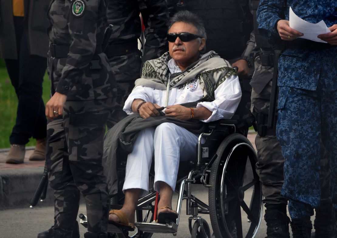 Jesús Santrich es escoltado antes de ser liberado de la prisión colombiana 'La Picota', en Bogotá. Estados Unidos pide su extradición por narcotráfico. El fiscal general de Colombia, Néstor Humberto Martínez, renunció tras la liberación de Santrich.