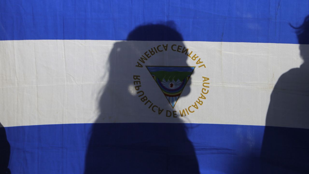 La silueta de una mujer, detrás de una bandera de Nicaragua, durante unas protestas en enero de 2019 en Managua.