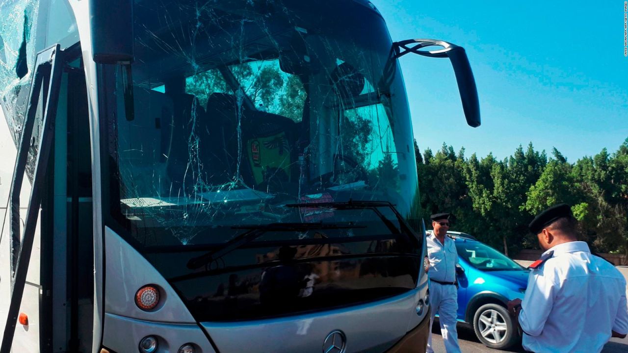 CNNE 650879 - ataque a un autobus que transportaba turistas de sudafrica en egipto