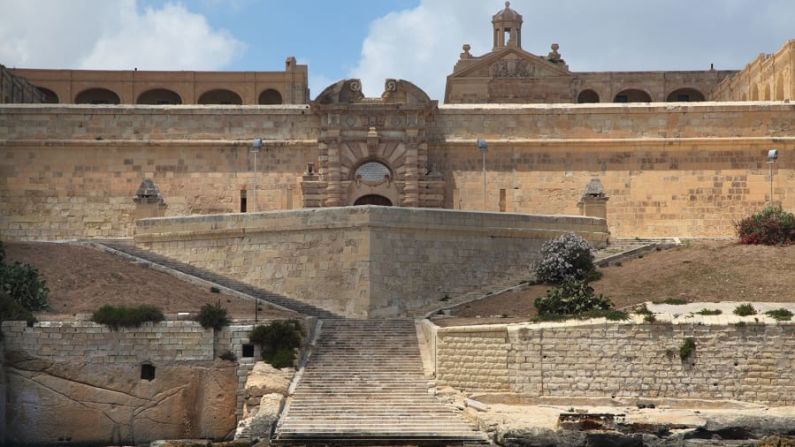 Fort Manoel, Malta: En el penúltimo episodio de la temporada 1, Ned Stark encontró su final en los escalones del Gran Sept de Baelor, representado en esta serie por Fort Manoel, en la Isla Manoel de Malta.