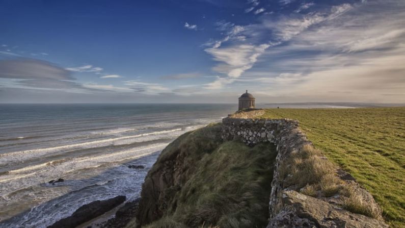 Downhill Beach y Mussenden Temple, Irlanda del Norte: La playa de Downhill fue donde Melisandre orquestó una quema masiva de los desafortunados súbditos de Stannis Baratheon, todo para honrar a su hijo, el Señor de la Luz.