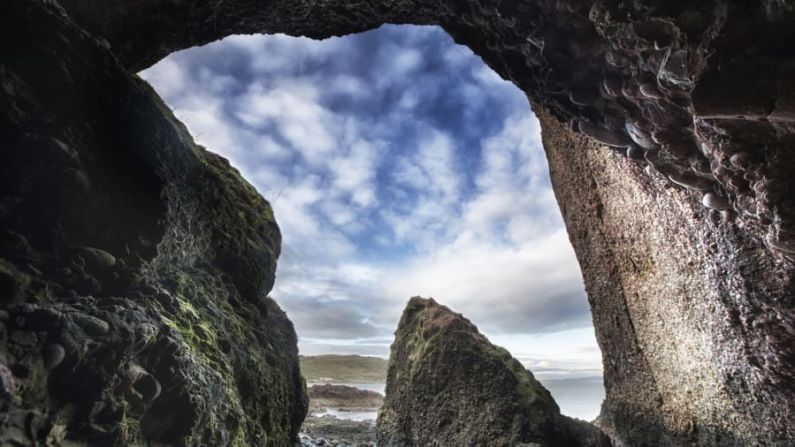 Cuevas de Cushendun, Irlanda del Norte: Se recomienda a las futuras madres que hagan uso de los excelentes hospitales locales del Condado de Antrim en lugar de meterse en una cueva como Melisandre hizo para dar a luz a su bebé de las sombras.