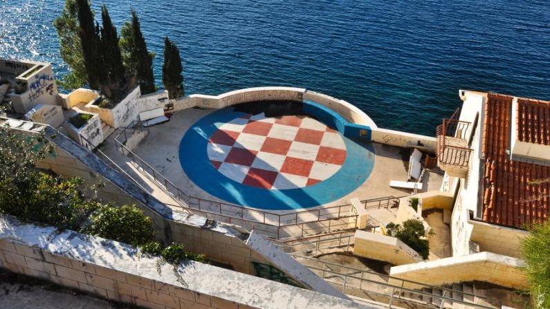 Hotel Belvedere, Dubrovnik, Croacia: Inaugurado en 1986 como un lujoso hotel de cinco estrellas, el Belvedere fue abandonado a principios de la década de 1990 debido a la Guerra de Independencia de Croacia. Oberyn Martell encontró su destino en el anfiteatro del hotel.