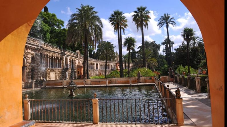 Alcázar, Sevilla, España: ¿Traumatizado por el absurdo de la trama de Dorne? Recupérate en la belleza del palacio real del Alcázar, sustituto de los Jardines del Agua de Dorne.