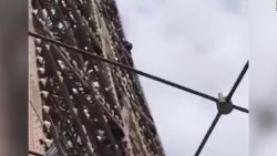 CNNE 651057 - graban a hombre escalando la torre eiffel