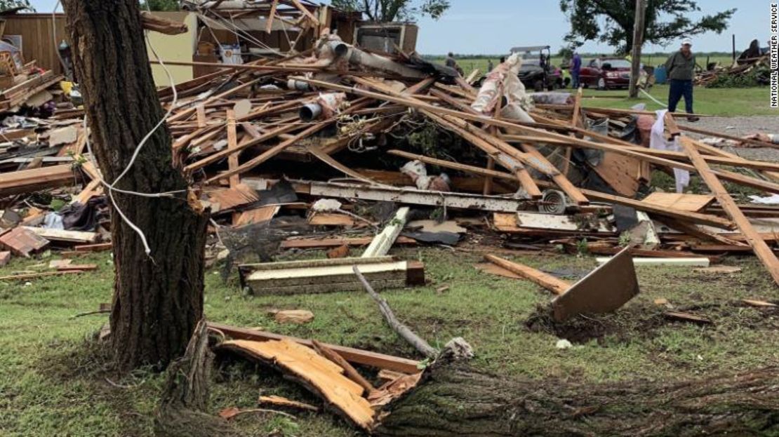 Daños causados por un tornado confirmado el sábado que golpeó el este de Geronimo, Oklahoma.