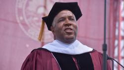 CNNE 651161 - #cifradeldia- 394 graduandos de morehouse college liberados de us$40 millones en deudas