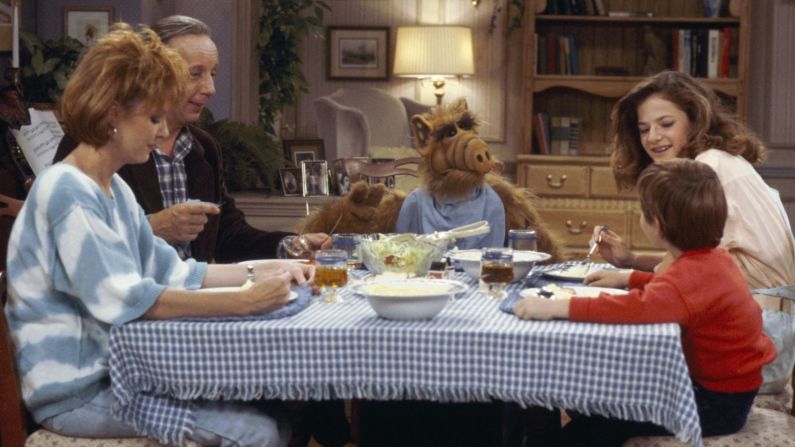 Los productores de "ALF" parecían estar demasiado seguros de que la comedia alienígena volvería para una quinta temporada, después de que ALF fuera capturado por militares en el final, justo antes de que la NBC la cancelara. No sabríamos qué fue de él durante varios años, hasta cuando ABC eligió hacer una película para televisión.