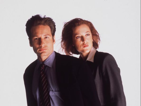 Mucho después de que a muchos espectadores les importara, en gran parte debido a la partida de David Duchovny en la temporada 7, "X-Files" reunió a Scully y Mulder. Nos enteramos de que los extraterrestres colonizarían la Tierra y que el mundo iba a terminar el 22 de diciembre de 2012.