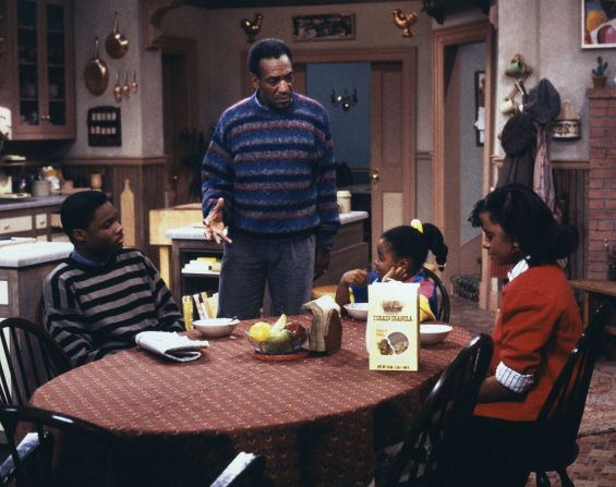 El final de "The Cosby Show" se completó en círculo cuando Theo, que luchaba con su desempeño la escuela en el estreno de la serie, se graduó en la universidad. Fue genial ver a Bill Cosby y Phylicia Rashad tomarse de la mano y obtener un último aplauso de la audiencia del estudio.