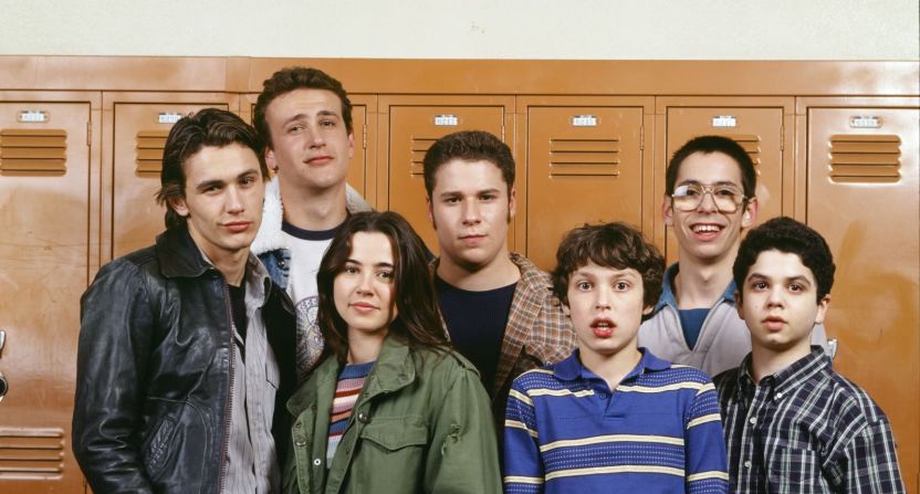 La serie "Freaks and Geeks", aclamada por la crítica, pero de bajo rating, grabó su final antes, en caso de que fuera cancelada, y fue significativo. Desde el concurso de baile de Nick hasta Daniel jugando "Dungeons & Dragons" hasta Lindsay y Kim en secreto siguiendo a Grateful Dead durante el verano, fue conmovedor, y representó todo lo que nos gustó de este programa.