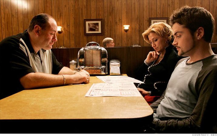 Probablemente el anticlímax más grande en la historia de la televisión: Tony Soprano (James Gandolfini, centro) se encuentra con su familia en un restaurante y mira hacia arriba, y luego, con "Don't Stop Believin '" de Journey tocando fondo, la pantalla se va a negro. Los fanáticos de "Sopranos" han debatido durante mucho tiempo el final: ¿Tony murió o no? El creador David Chase ha hablado de la escena en detalle pero no ha dicho de una manera u otra.