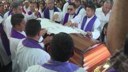 CNNE 651276 - gobierno de el salvador condena homicidio de sacerdote