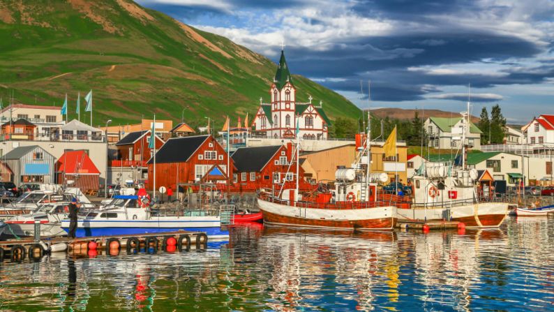 Camino de la Costa Ártica, Islandia: Lejos de las multitudes en las atracciones del Círculo Dorado de Islandia, está el tranquilo Camino de la Costa Ártica, que incluye una parada en el pueblo histórico de Husavik, en la foto.