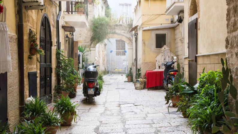 Bari, Italia: Los pueblos y ciudades italianos pueden ser víctimas del turismo excesivo, pero Bari se mantiene generalmente intacta.