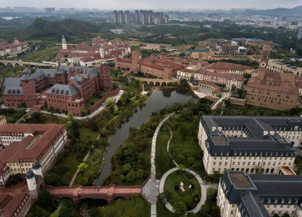 Vista aérea del campus de investigación y desarrollo de estilo europeo de Huawei en Dongguan.