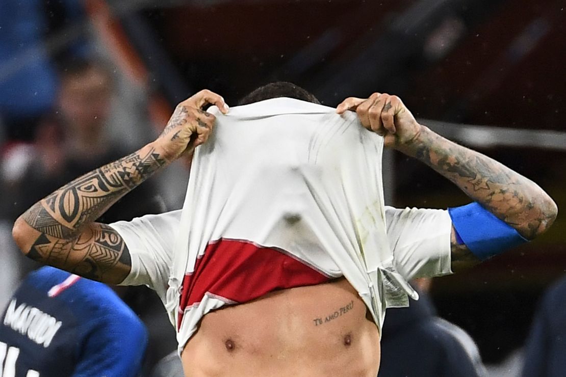 Paolo Guerrero se cubre la cara al final del partido de Perú ante Francia. El equipo sudamericano quedó eliminado de Rusia 2018 con este resultado.