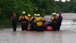 CNNE 651930 - fuertes inundaciones y al menos un fallecido en oklahoma