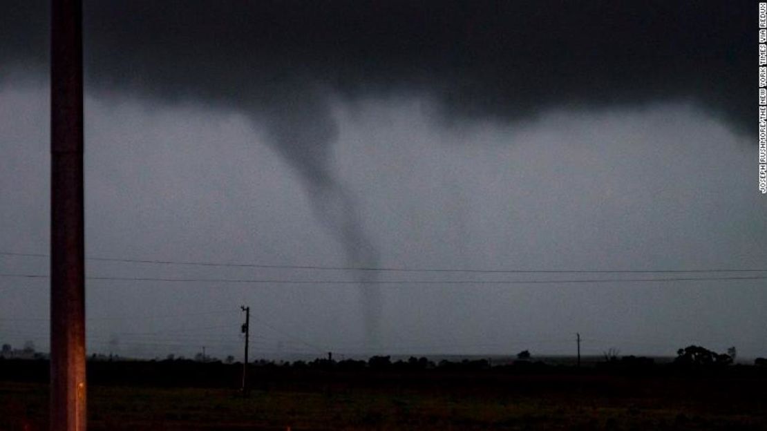 Un tornado pasa por Perry, Oklahoma.