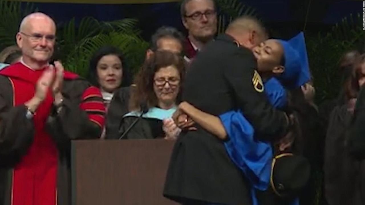 CNNE 652124 - un soldado sorprende a su hija el dia de su graduacion