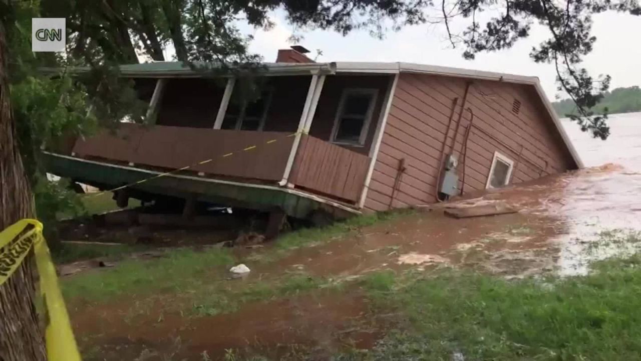 CNNE 652169 - mira esta casa caer al rio tras tormentas en oklahoma