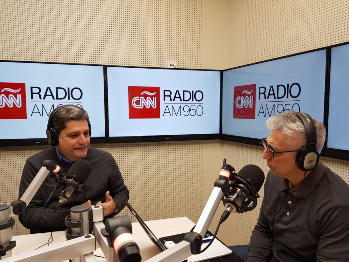 El médico Jorge Tartaglione en los estudios de CNN Radio Argentina. Foto de CNN Radio).