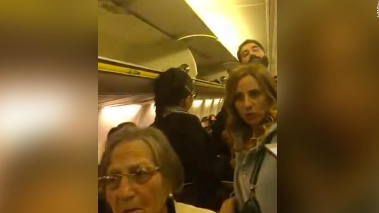 CNNE 652497 - pasajero de ryanair enfurece al aterrizar en otra ciudad