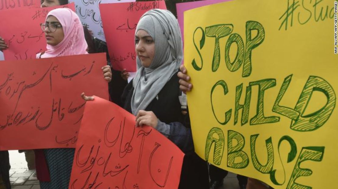 Manifestantes paquistaníes llevan pancartas durante una protesta contra la violación y el asesinato de un niño en Lahore, el 11 de enero de 2018.