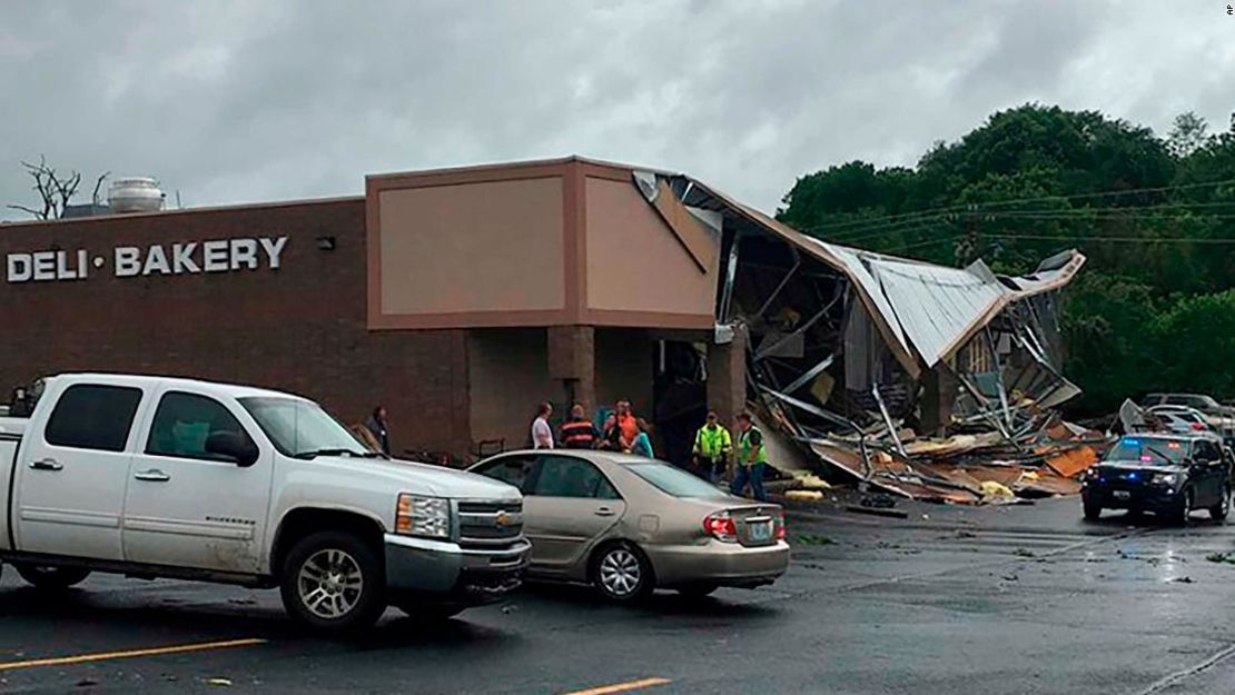 Jefferson City no fue la única ciudad de Missouri en ser golpeada. Los tornados azotaron otras partes del estado, como Hartville, donde este supermercado sufrió daños importantes el martes.