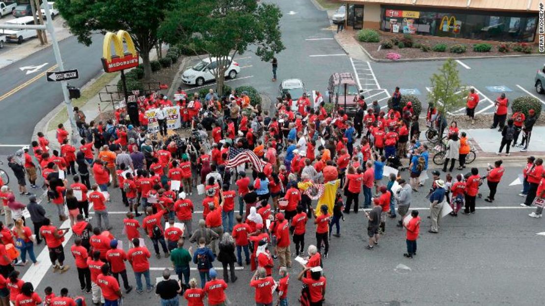 Los activistas contra McDonald's marchan en Durham.