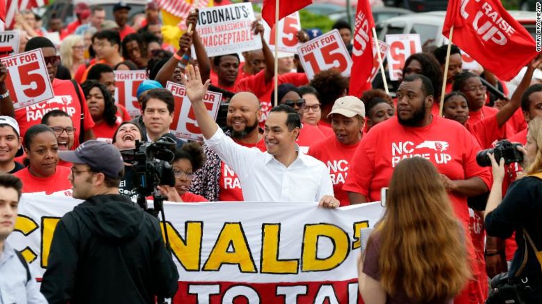 El precandidato presidencial Julian Castro se unió a los empleados de McDonald's en Durham, Carolina del Norte.