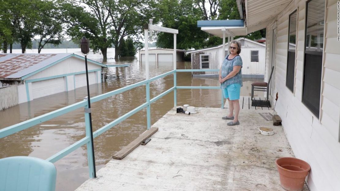 Mientras el agua del río Arkansas subía, Marlene Paul se quedó en el porche trasero de su casa el miércoles en Webbers Falls y observó cómo se acercaba más y más.