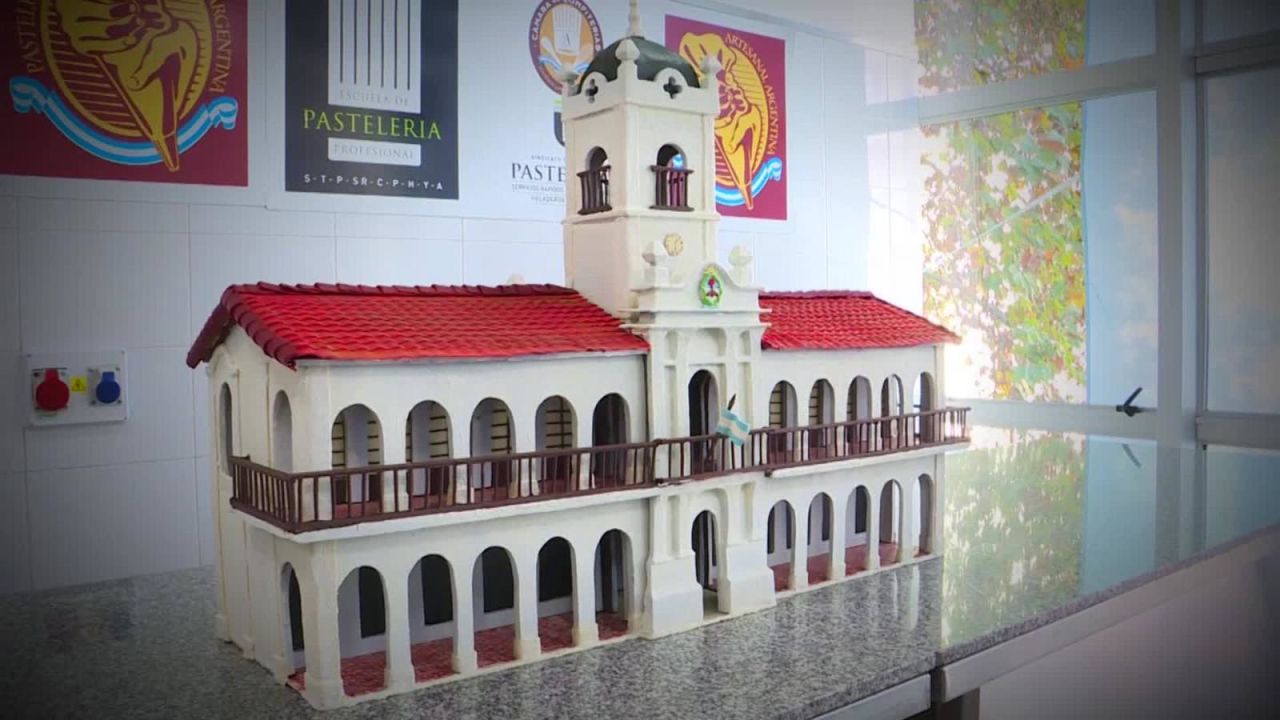 CNNE 652884 - crean replica de historico edificio argentino en chocolate