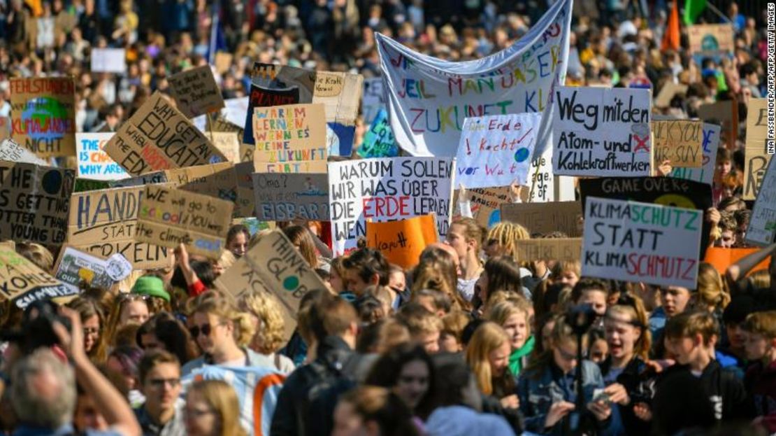 Jóvenes activistas participan en manifestaciones en Colonia, Alemania.