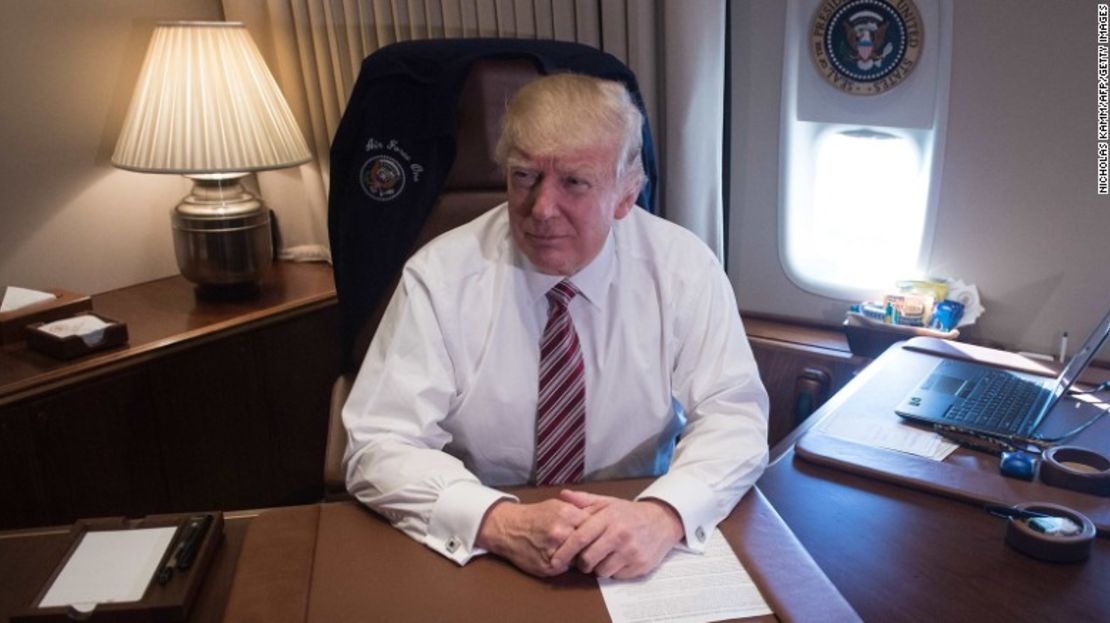 Donald Trump, despachando dentro del Air Force One.