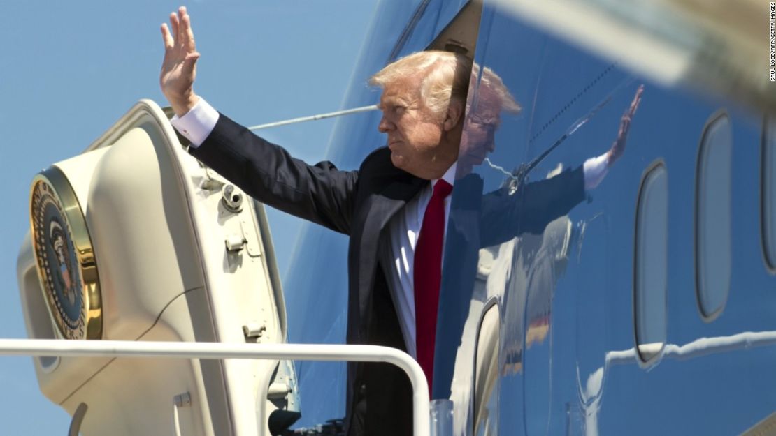 Donald Trump, despidiéndose desde la puerta del Air Force One, el avión oficial del presidente de Estados Unidos.