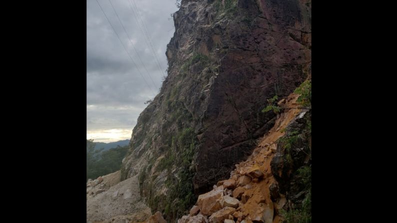 “Hay un primer reporte de heridos, viviendas y carreteras afectadas, además de un puente colapsado, el que une Yurimaguas y Tarapoto", declaró Vizcarra a la prensa local. Las vías aledañas a Yurimaguas, como las de esta imagen resultaron afectadas por el terremoto.