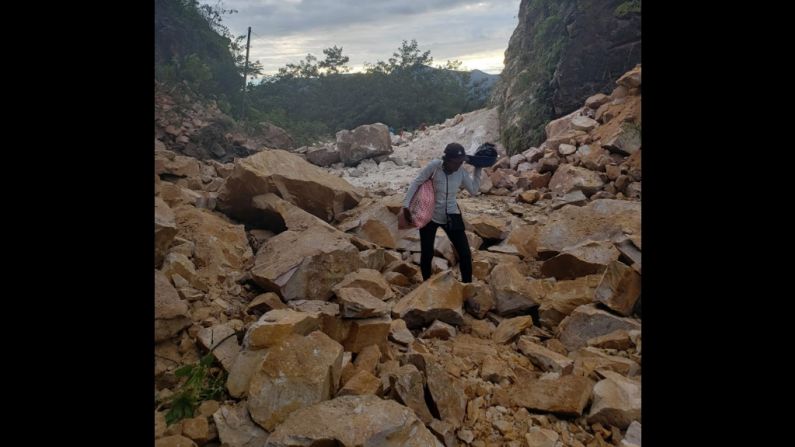 Un terremoto de magnitud preliminar 8,0 sacudió este domingo el norte de Perú, según el Servicio Geológico de Estados Unidos (USGS, por sus siglas en inglés). La carretera que une la ciudad de Tarapoto con Yurimaguas, esta última una de las zonas más azotada por el terremoto, resultó interrumpida en varios tramos.