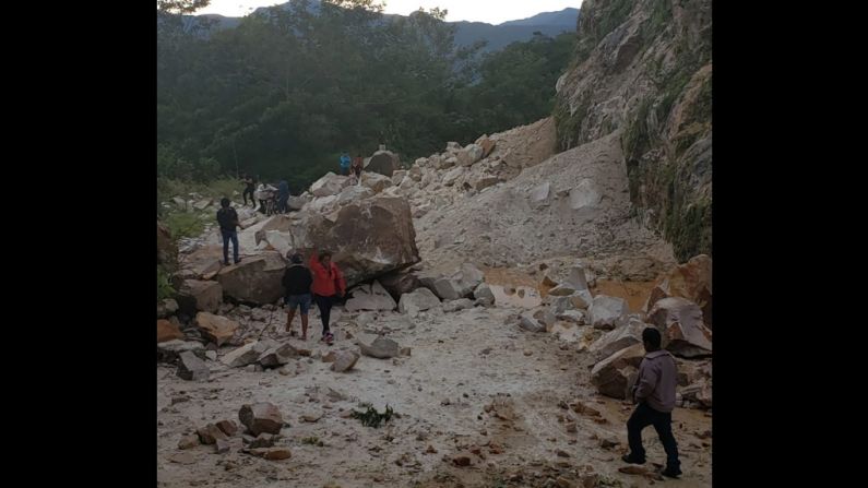 La carretera que une la ciudad de Tarapoto con Yurimaguas, esta última una de las zonas más azotada por el terremoto, resultó interrumpida en varios tramos.