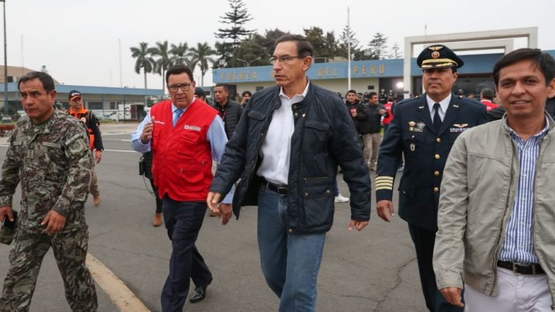 Martín Vizcarra, presidente de Perú, se dirige a las zonas más afectadas por el terremoto que sacudió el noreste del país sudamericano.